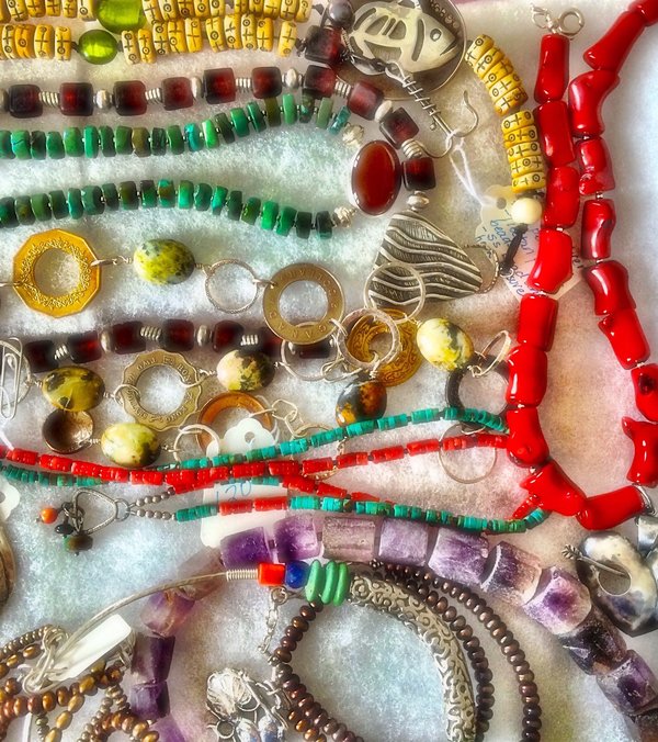 Quels types de bijoux fantaisie mettre en valeur sur une tenue monochrome de travail?