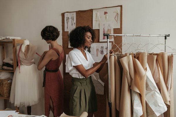 Mode inclusive : vêtements tendance, bijoux et accessoires pour femme